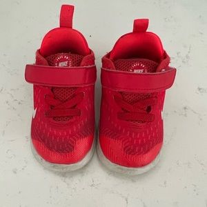 Toddler Nike Shoes (size US 5c)